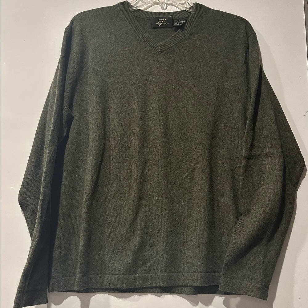 Men’s  L Pure Cashmere V-Neck Sweater Size Med 100% CASHMERE Hunter Green Solid